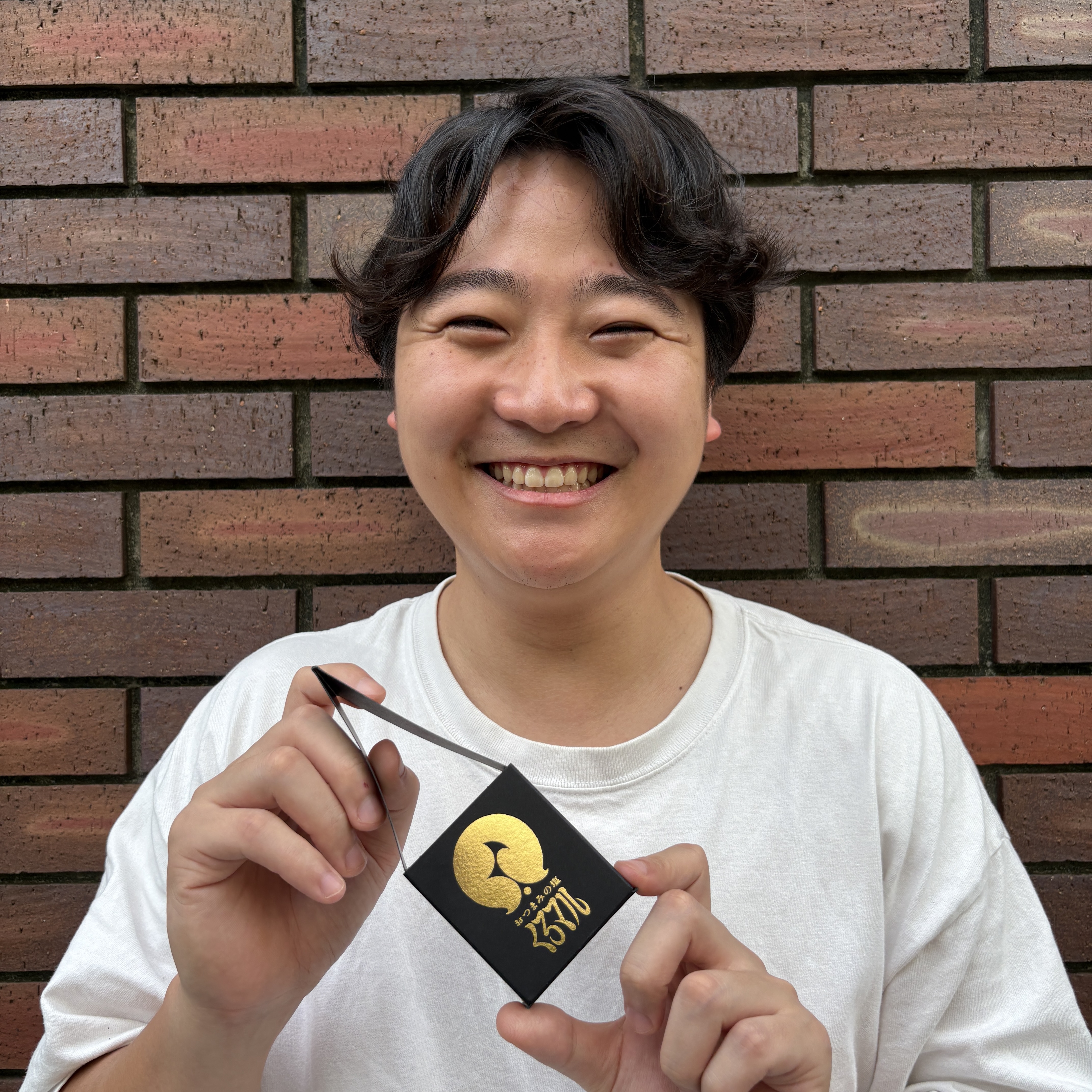 おつまみの塩 くろマルを手に持つ、日本酒×塩コーディネーター かじゅ